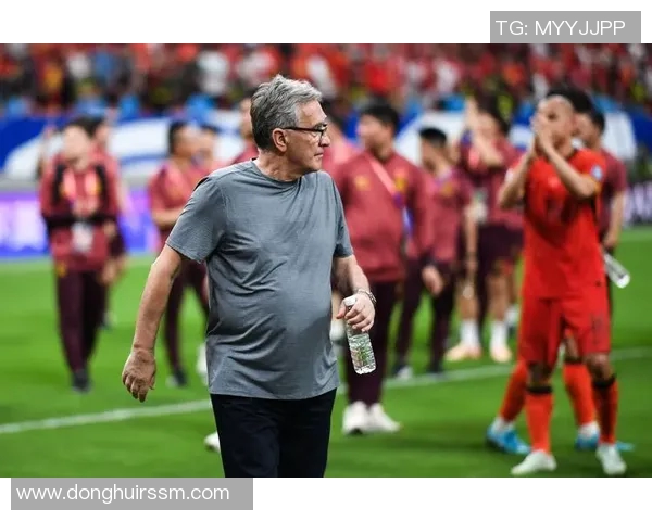 足球明星意外受伤头撞胸口引发球迷热议与关注